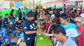 Warga mengantre mendapatkan dawet gratis di perayaan ulang tahun ketiga Paguyuban Sedulur Dawet Bayat di Lapangan Desa Bogem, Bayat, Klaten, Minggu (8/10/2023). (Solopos/Taufiq Sidik Prakoso)